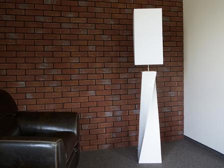 Biała lampa podłogowa TWISS ENVY