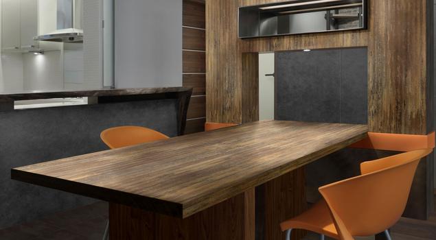Blat kuchenny imitujący metal – pomysł na minimalistyczną i nowoczesną kuchnię w loftowym stylu