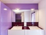 Ekskluzywna fioletowa łazienka z sauną w stylu minimalistycznym
